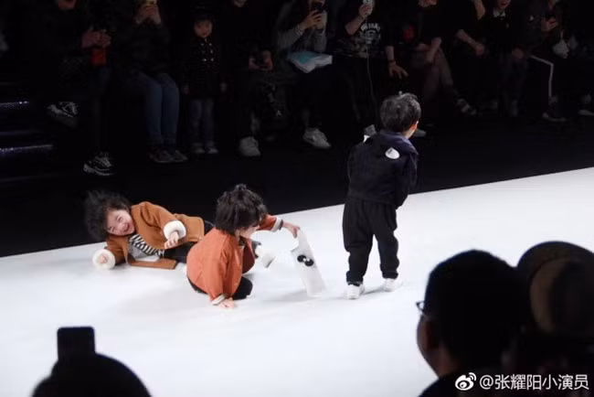 Ba cậu bé gặp sự cố trên sâu khấu nhưng vẫn hồn nhiên cười đùa.