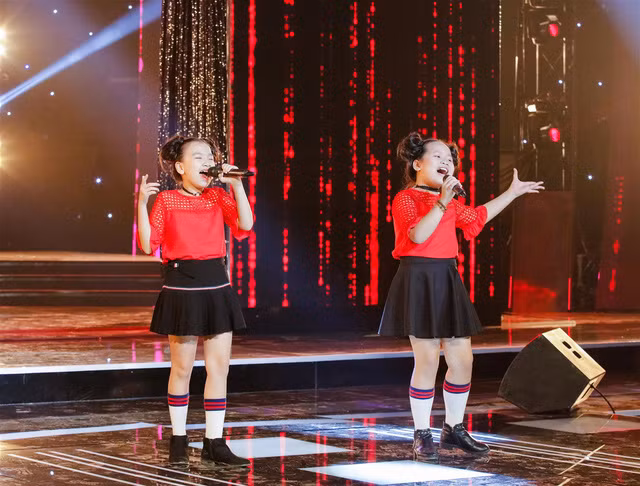 Hai bé Hải An - Minh Anh tại Tuyệt đỉnh song ca nhí. (Ảnh: Lý Võ Phú Hưng - Huy Tuấn).