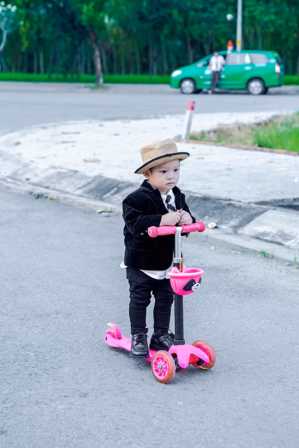 Cậu út Mio ăn mặc bảnh bao, gương mặt nghiêm nghị ra dáng người lớn.