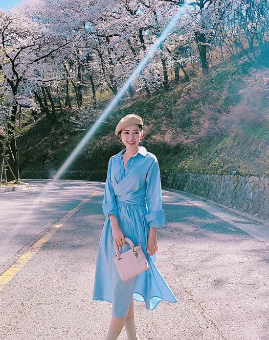 Ở nhiều mùa thời trang trước, các mẫu váy mangphong cách hoài cổ thường được ưa chuộng trong không khí mùa thu. Nhưng mới đầu mùa hè 2018, váy cài nút, váy thắt eo cổ điển lại được nhiều người đẹp Việt ưa chuộng. Ở nhiều mùa thời trang trước, các mẫu váy mang hơi hướng của phong cách hoài cổ thường được ưa chuộng trong không khí mùa thu. Nhưng mới đầu mùa hè 2018, váy cài nút, váy thắt eo cổ điển lại được nhiều người đẹp Việt ưa chuộng.