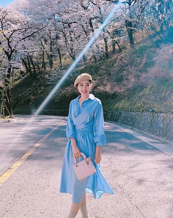 Ở nhiều mùa thời trang trước, các mẫu váy mangphong cách hoài cổ thường được ưa chuộng trong không khí mùa thu. Nhưng mới đầu mùa hè 2018, váy cài nút, váy thắt eo cổ điển lại được nhiều người đẹp Việt ưa chuộng. Ở nhiều mùa thời trang trước, các mẫu váy mang hơi hướng của phong cách hoài cổ thường được ưa chuộng trong không khí mùa thu. Nhưng mới đầu mùa hè 2018, váy cài nút, váy thắt eo cổ điển lại được nhiều người đẹp Việt ưa chuộng.