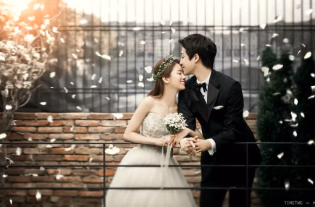 Bí kíp giúp các cô dâu, chú rể "nghiệp dư" ăn ảnh hơn