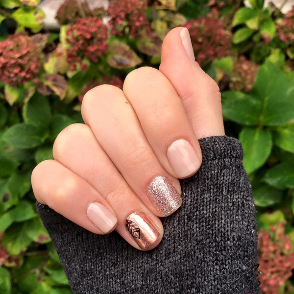 Mẫu móng nude kết hợp với nhũ