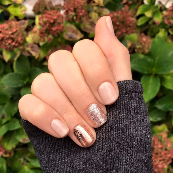 Mẫu móng nude kết hợp với nhũ