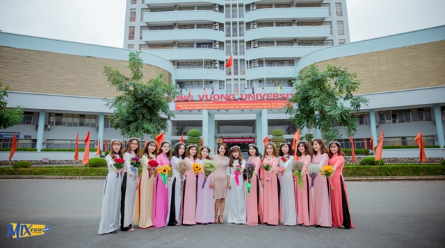 Hà và các bạn trong trường ĐH Hùng Vương Hà và các bạn trong trường ĐH Hùng Vương