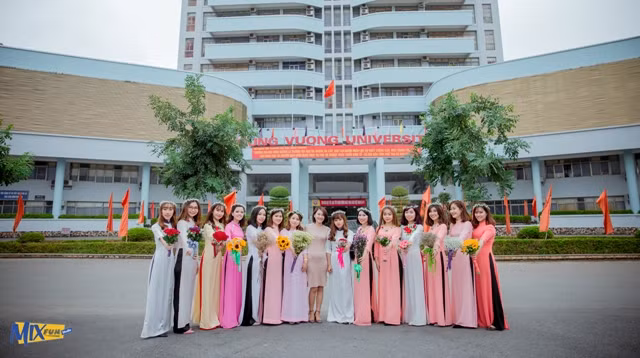 Hà và các bạn trong trường ĐH Hùng Vương