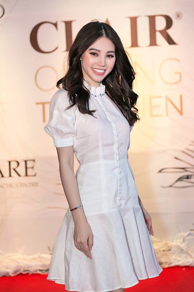 Cuộc “đụng hàng” đình đám nhất showbiz Việt, 6 mỹ nhân chen nhau mặc 1 chiếc váy “gái ngoan“ ảnh 5 Cuộc “đụng hàng” đình đám nhất showbiz Việt, 6 mỹ nhân chen nhau mặc 1 chiếc váy “gái ngoan“ ảnh 5