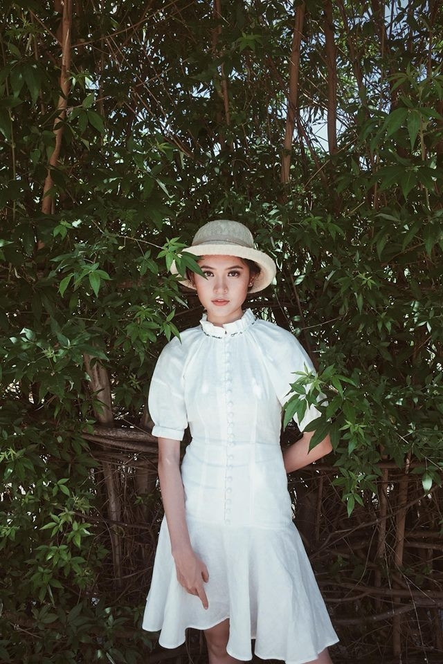 Cuộc “đụng hàng” đình đám nhất showbiz Việt, 6 mỹ nhân chen nhau mặc 1 chiếc váy “gái ngoan“ ảnh 9 Cuộc “đụng hàng” đình đám nhất showbiz Việt, 6 mỹ nhân chen nhau mặc 1 chiếc váy “gái ngoan“ ảnh 9