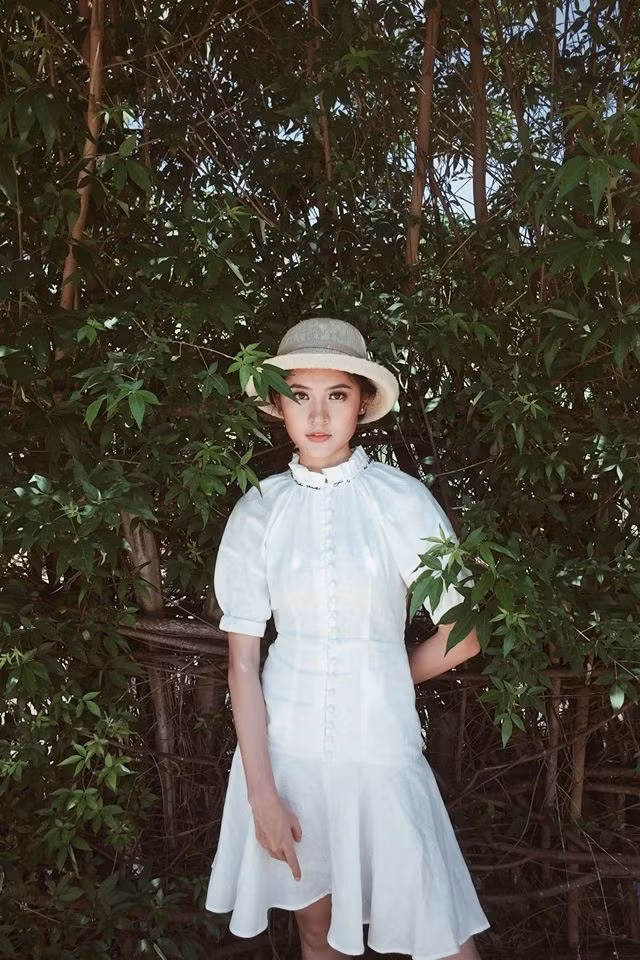 Cuộc “đụng hàng” đình đám nhất showbiz Việt, 6 mỹ nhân chen nhau mặc 1 chiếc váy “gái ngoan“ ảnh 9