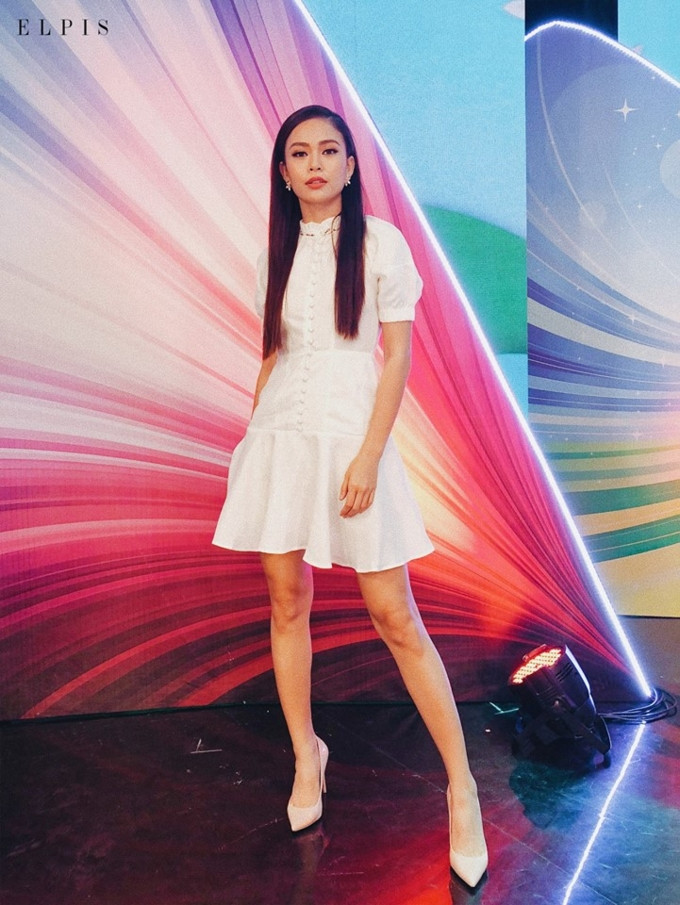 Cuộc “đụng hàng” đình đám nhất showbiz Việt, 6 mỹ nhân chen nhau mặc 1 chiếc váy “gái ngoan“ ảnh 8 Cuộc “đụng hàng” đình đám nhất showbiz Việt, 6 mỹ nhân chen nhau mặc 1 chiếc váy “gái ngoan“ ảnh 8