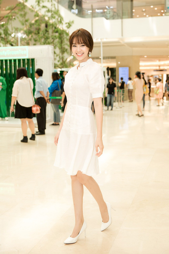 Cuộc “đụng hàng” đình đám nhất showbiz Việt, 6 mỹ nhân chen nhau mặc 1 chiếc váy “gái ngoan“ ảnh 3 Cuộc “đụng hàng” đình đám nhất showbiz Việt, 6 mỹ nhân chen nhau mặc 1 chiếc váy “gái ngoan“ ảnh 3