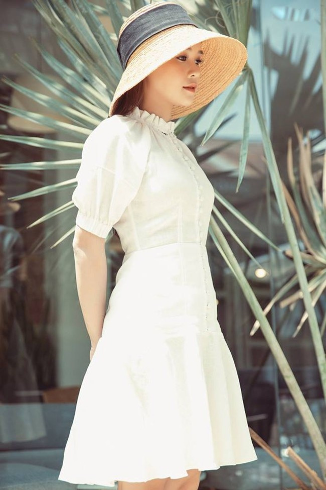 Cuộc “đụng hàng” đình đám nhất showbiz Việt, 6 mỹ nhân chen nhau mặc 1 chiếc váy “gái ngoan“ ảnh 4 Cuộc “đụng hàng” đình đám nhất showbiz Việt, 6 mỹ nhân chen nhau mặc 1 chiếc váy “gái ngoan“ ảnh 4