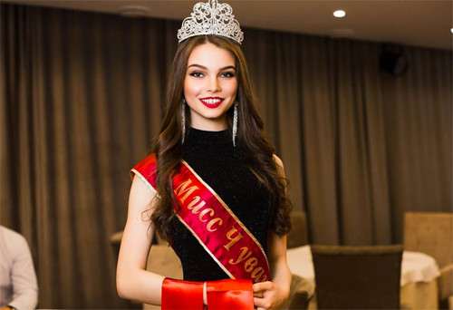 Trước Miss Russia 2018, Yuliya Polyachihina cũng đăng quang Miss Global Russia 2016.