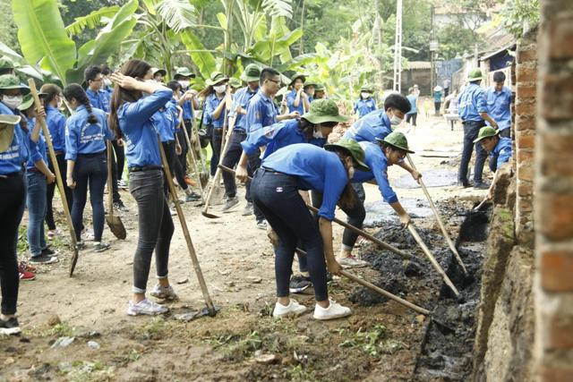 “Một thời hoa đỏ” mang món quà vật chất và tinh thần tới xã nghèo