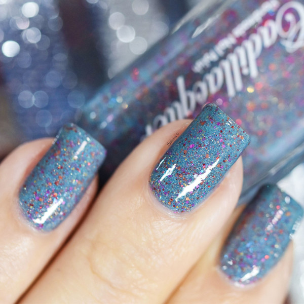 Mẫu móng sơn nhũ xanh đơn giản mà bắt mắt.