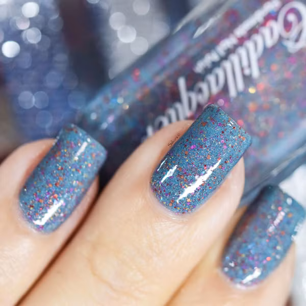 Mẫu móng sơn nhũ xanh đơn giản mà bắt mắt.