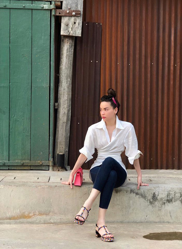 Hồ Ngọc Hà cũng cập nhật nhanh nhậy xu hướng mới để hình ảnh thời trang dạo phố của mình luôn thu hút được sự quan tâm của người hâm mộ.