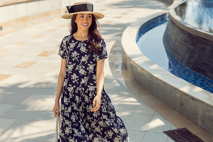 Bộ sưu tập khai thác nhiều mẫu váy phom dáng rộng trên chất liệu lụa, chiffon giúp phải đẹp giải phóng cơ thể một cách hiệu quả. Bộ sưu tập khai thác nhiều mẫu váy phom dáng rộng trên nền chất liệu lụa, chiffon giúp phải đẹp giải phóng cơ thể một cách hiệu quả.