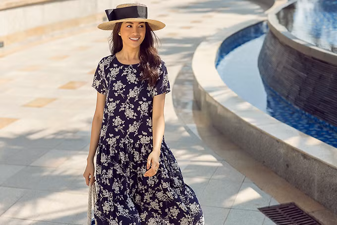 Bộ sưu tập khai thác nhiều mẫu váy phom dáng rộng trên nền chất liệu lụa, chiffon giúp phải đẹp giải phóng cơ thể một cách hiệu quả.