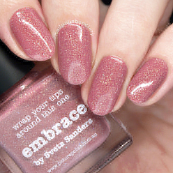 Móng nhũ màu vỏ đỗ hợp với những nàng có làn da trắng trẻo.