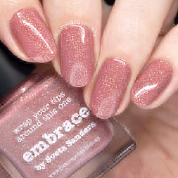 Móng nhũ màu vỏ đỗ hợp với những nàng có làn da trắng trẻo.