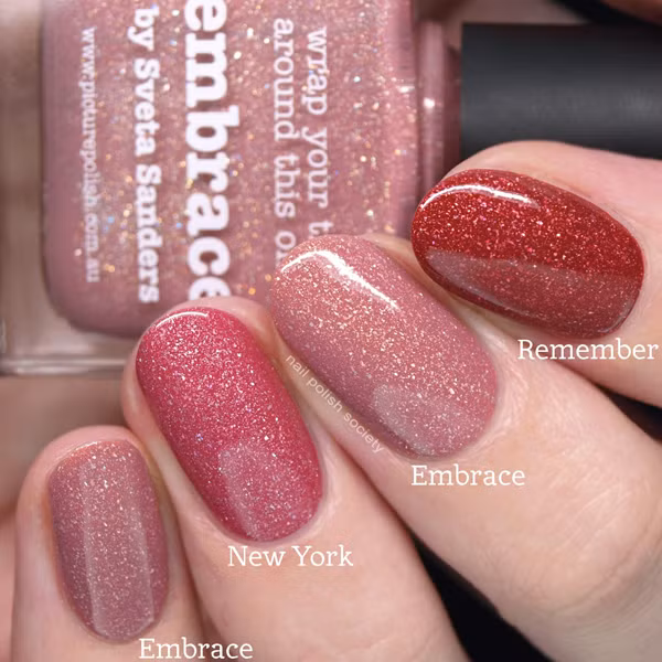 Khéo léo kết hợp nhiều màu nhũ cùng tone mang đến mẫu móng tay đẹp mắt.