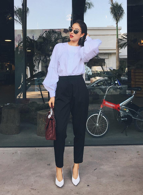 Phạm Hương nhanh chóng chọn sơ mi tay bồng hài hoà với khuynh hướng mới để mix đồ street style. Hai kiểu phụ kiện tôn nét hiện đại là túi Chenl và giày mũi nhọn được người đẹp lựa chọn để hoàn thiện set đồ.