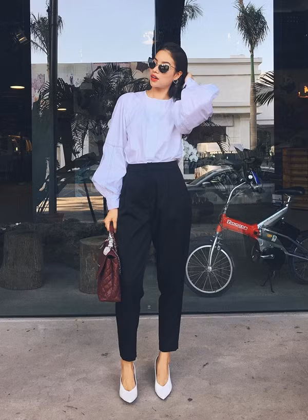 Phạm Hương nhanh chóng chọn sơ mi tay bồng hài hoà với khuynh hướng mới để mix đồ street style. Hai kiểu phụ kiện tôn nét hiện đại là túi Chenl và giày mũi nhọn được người đẹp lựa chọn để hoàn thiện set đồ.