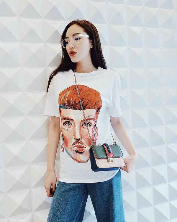 Kỳ Duyên là một trong những mỹ nhân hưởng ứng mạnh mẽ trào lưu sử dụng áo in logo hàng hiệu của nhiều thương hiệu như Gucci, D&G, Balenciaga, đồng thời cô còn chọn thêm áo in hoạ tiết pop art để chưng diện.
