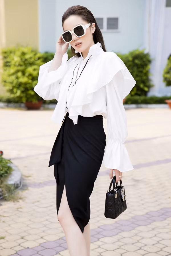 Đan xen với hình ảnh cá tính cùng phong cách menswear khi xuống phố, Kỳ Duyên chọn thêm áo sơ mi hot trend để làm mới hình ảnh.