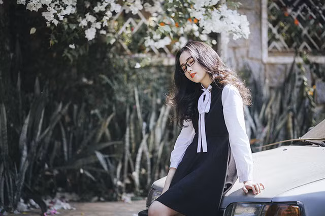 Hình ảnh “không thể không yêu” với đôi mắt kính của nữ sinh đến từ Đắk Lắk. Những khoảnh khắc này được nhiếp ảnh gia Thịnh Nguyễn ghi lại một cách đầy ngẫu hứng trong một buổi sáng nắng nhẹ.