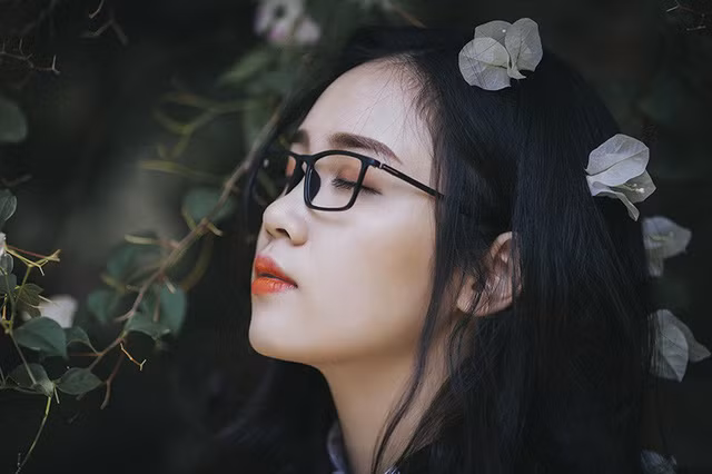 Nữ sinh đeo kính cận “hút hồn” người đối diện ảnh 9