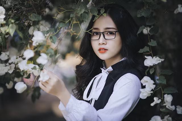 Nữ sinh đeo kính cận “hút hồn” người đối diện ảnh 10