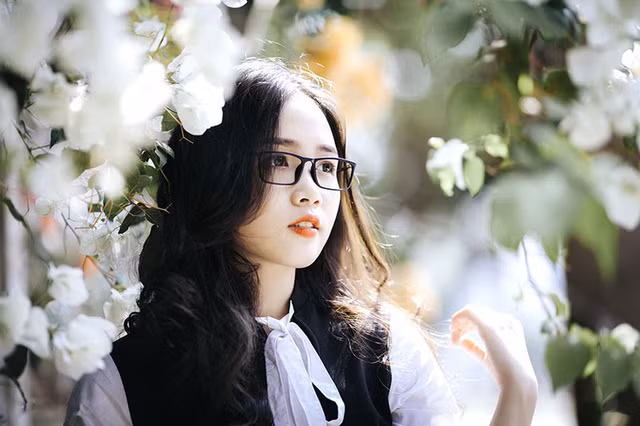 Không trang phục cầu kỳ, không địa điểm sang trọng nhưng Thảo Huyền với nụ cười, má lúm đồng tiền duyên dáng, vẫn rạng ngời, tươi tắn khiến người xem khó lòng rời mắt khỏi.