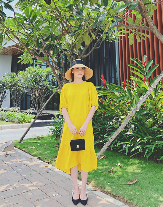 Váy hạ eo tông vàng rực rỡ được hot girl Sam chọn lựa để kết hợp cùng mũ nan hot trend và phụ kiện túi mini, giầy đế bệt tiệp màu. Váy hạ eo tông vàng rực rỡ được hot girl Sam chọn lựa để kết hợp cùng mũ nan hot trend và phụ kiện túi mini, giầy đế bệt tiệp màu.