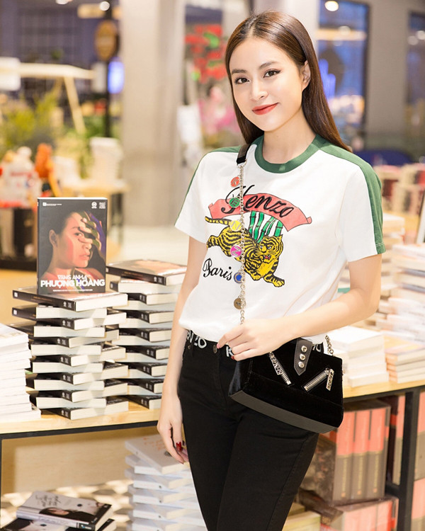 Hoàng Thuỳ Linh là một người khá cầu kỳ trong cách xây dựng phong cách street style, bên cạnh các kiểu váy áo điệu đà cô cũng phải lòng mốt diện áo thun đơn giản.