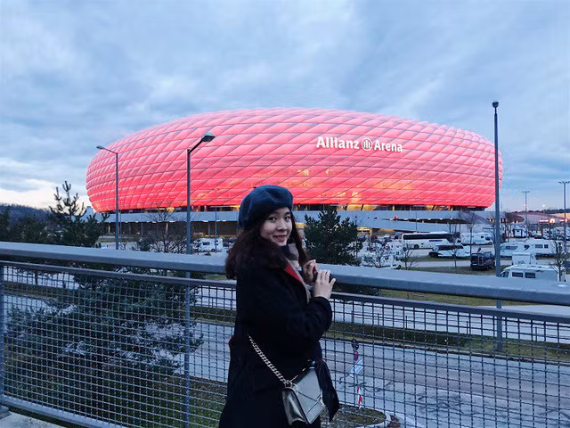  Linh tại sân Allianz Arena (sân nhà của Bayern Munich - Đức) 
