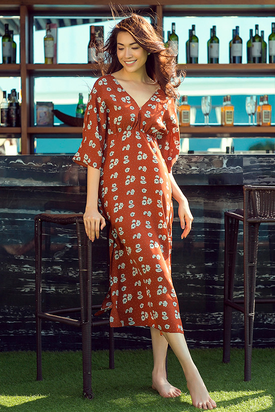 Những mẫu váy dáng dài, họa tiết hoa nhí điệu đà được xây dựng trên nhiều phom dáng đa dạng như váy hạ eo, váy xẻtà, váy thắt eo. Những mẫu váy dáng dài, họa tiết hoa nhí điệu đà được xây dựng trên nhiều phom dáng đa dạng như váy hạ eo, váy xaer tà, váy thắt eo.