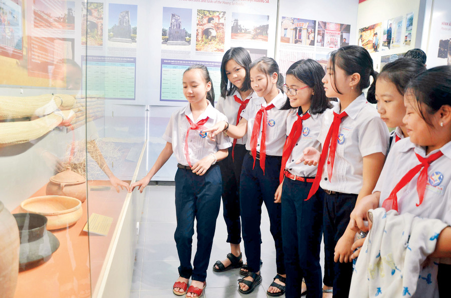 HS Trường THCS Hoàng Sa trong Lễ khánh thành Nhà trưng bày Hoàng Sa