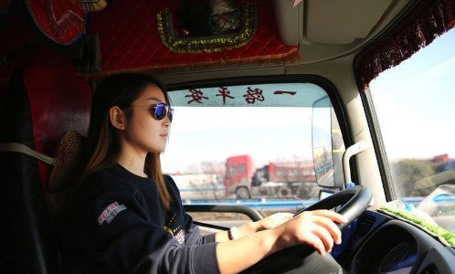 Cô nàng 9x theo cha lái xe tải khắp Bắc Nam kiếm sống. 9x xinh đẹp lái xe tải giúp bố giảm bớt gánh nặng công việc
