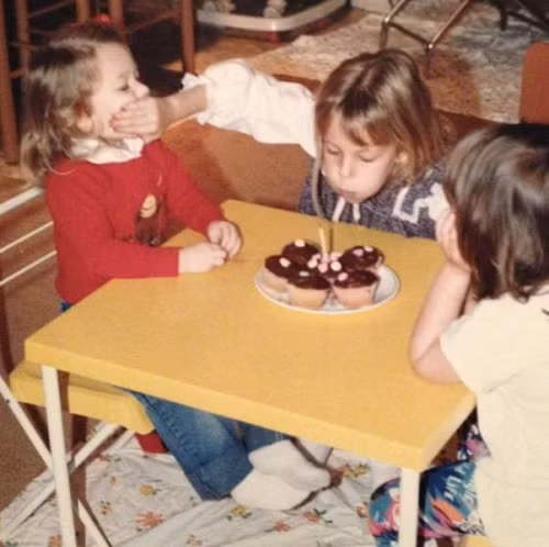 Tránh ra cho chị thể hiện.