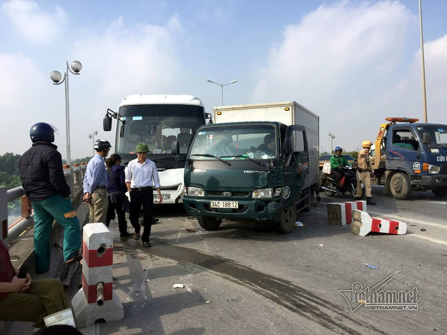tai nạn,tai nạn giao thông,tai nạn liên hoàn,cầu Thanh Trì,Hà Nội