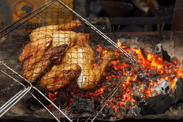 Trổ tài làm gà nướng muối ớt bằng than đãi cả nhà ngày cuối tuần