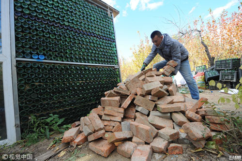 Anh Sang Kun từng làm chủ một doanh nghiệp gỗ nhưng bị phá sản vào năm 2008, gánh trên vai khoản nợ 800.000 nhân dân tệ. Dù vậy hai năm sau, anh đã vực lại được nhờ chuyển sang buôn bán cây giống. Vì vậy năm nay, anh quyết tâm dựng một ngôi nhà từ vỏ chai bia với hy vọng mát mẻ, thoải mái hơn.