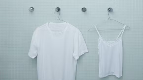 10-cach-de-loai-bo-nep-nhan-tren-quan-ao-6-ngoisao.vn-w600-h338 5 Vô tình để 3 giọt giấm rơi vào thùng rác, kết quả qua đêm không thể tin được