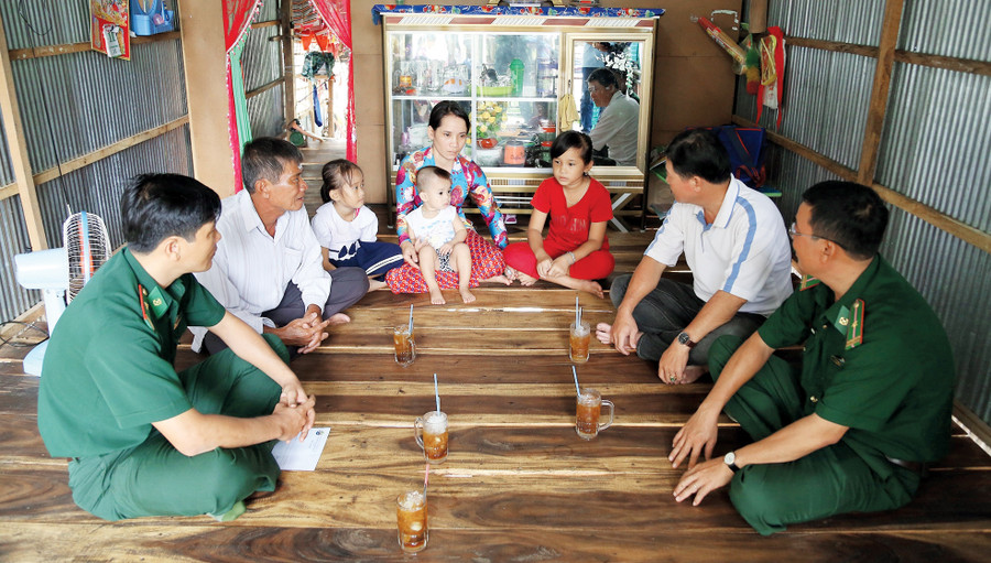Cán bộ, chiến sĩ Đồn Biên phòng Bình Thạnh thăm gia đình HS tại xã Tân Hội, thị xã Hồng Ngự, Đồng Tháp