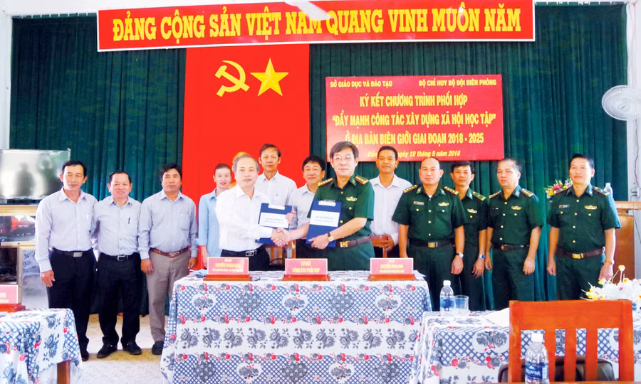 Sở GD&ĐT và Bộ Chỉ huy Bộ đội Biên phòng tỉnh Đồng Tháp ký kết chương trình phối hợp giai đoạn 2018 - 2025. Ảnh: Phú Quý