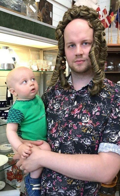 Đừng nói với ai đây là bố của con. Đừng nói với ai đây là bố của con.