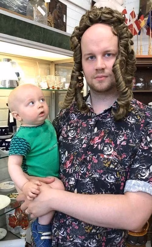 Đừng nói với ai đây là bố của con.