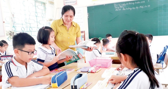 30 năm gắn bó với ngôi trường, cô giáo Đào Thị Yến luôn tâm niệm phải nỗ lực để “chắp cánh” cho những ước mơ của các em được “bay xa” 30 năm gắn bó với ngôi trường, cô giáo Đào Thị Yến luôn tâm niệm phải nỗ lực để “chắp cánh” cho những ước mơ của các em được “bay xa”